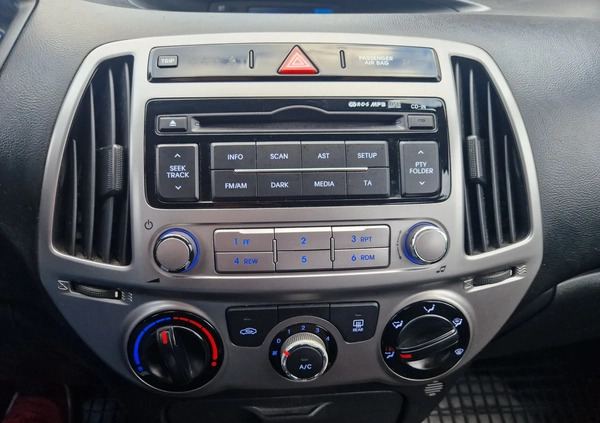 Hyundai i20 cena 24900 przebieg: 168000, rok produkcji 2014 z Pajęczno małe 191